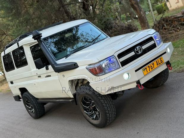 Toyota Land Cruiser 2002 White
