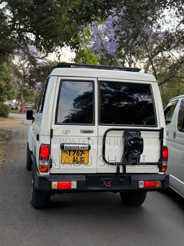 Toyota Land Cruiser 2002 White
