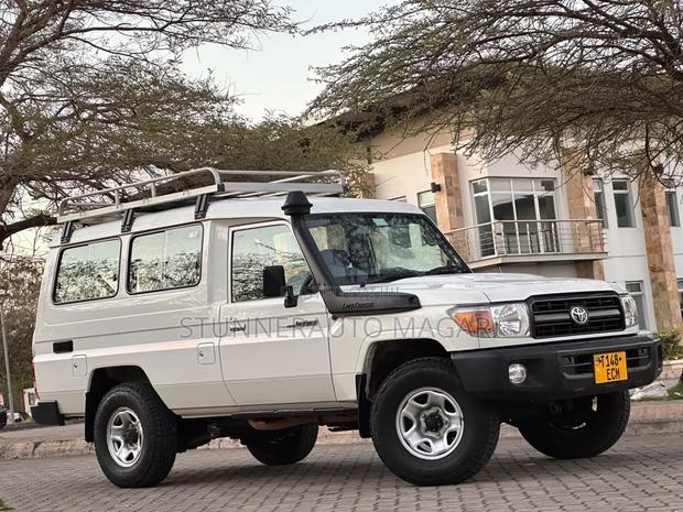 Toyota Land Cruiser 2022 White