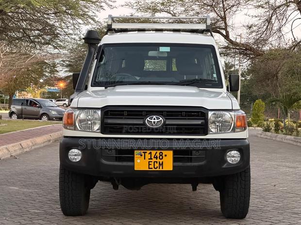 Toyota Land Cruiser 2022 White
