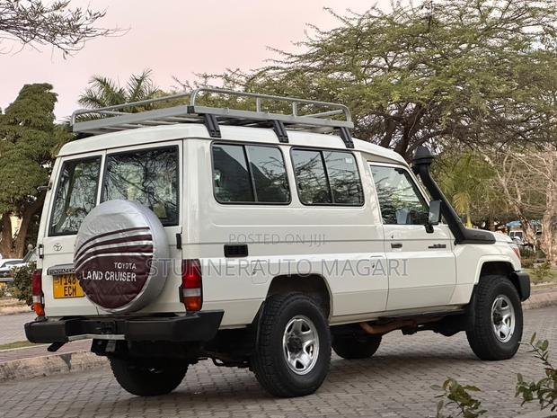 Toyota Land Cruiser 2022 White