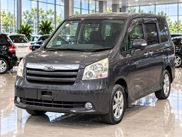 Toyota Noah 2.0 143hp AWD (7 Seater) 2007 Gray
