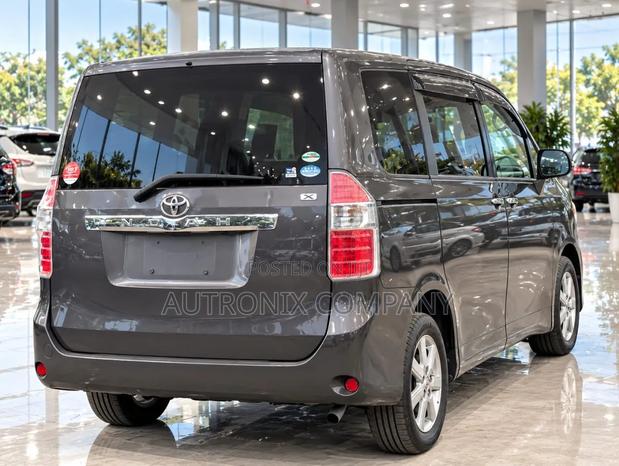 Toyota Noah 2.0 143hp AWD (7 Seater) 2007 Gray