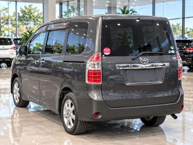 Toyota Noah 2.0 143hp AWD (7 Seater) 2007 Gray