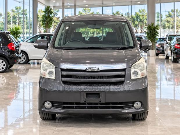 Toyota Noah 2.0 143hp AWD (7 Seater) 2007 Gray