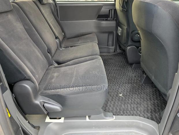 Toyota Noah 2.0 143hp AWD (7 Seater) 2007 Gray
