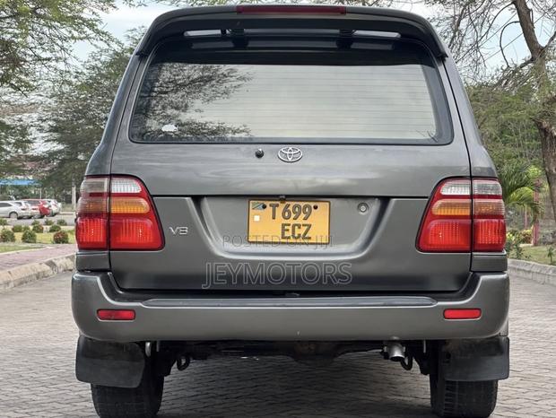 Toyota Land Cruiser 2002 Gray