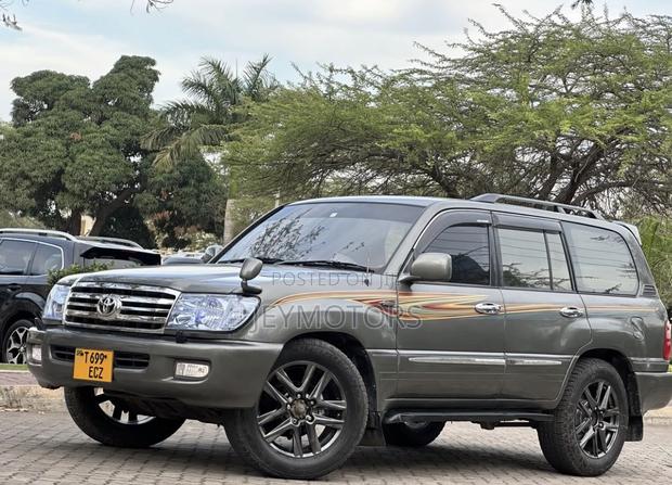 Toyota Land Cruiser 2002 Gray