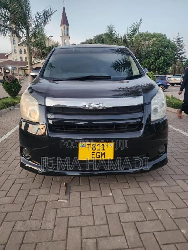 Toyota Noah 2010 Black