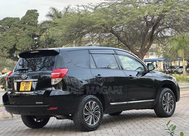Toyota Vanguard 2011 Black