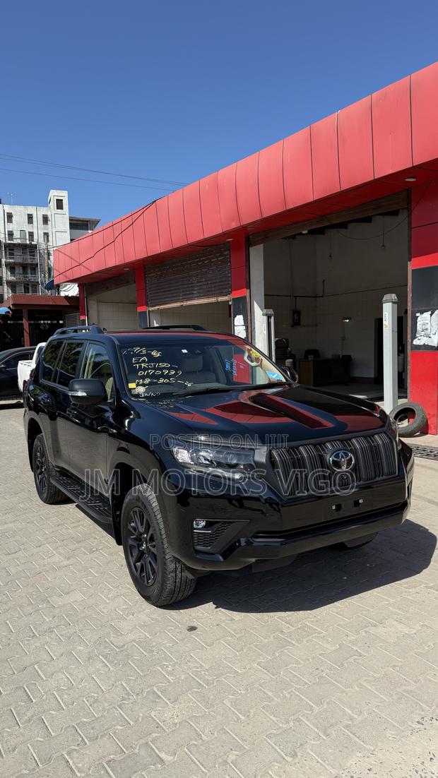 Toyota Land Cruiser Prado 2023 Black
