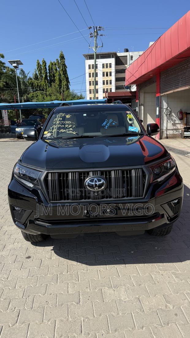 Toyota Land Cruiser Prado 2023 Black