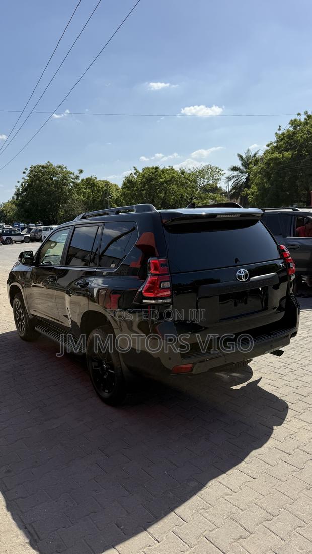 Toyota Land Cruiser Prado 2023 Black