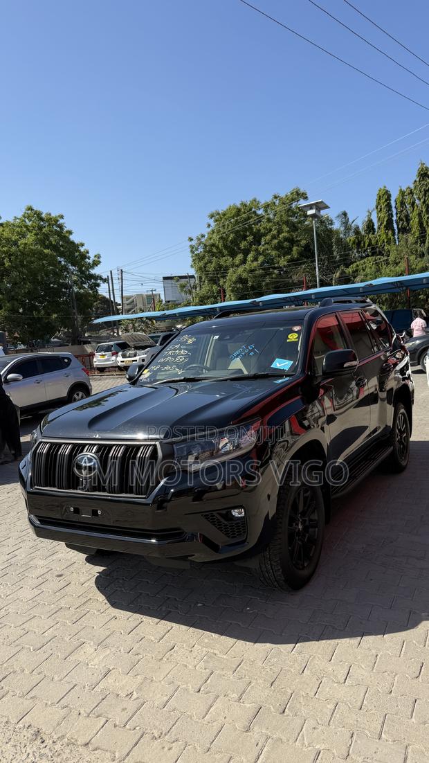 Toyota Land Cruiser Prado 2023 Black