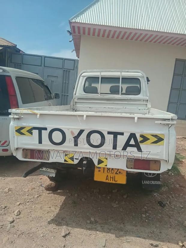 Toyota Land Cruiser 1999 White