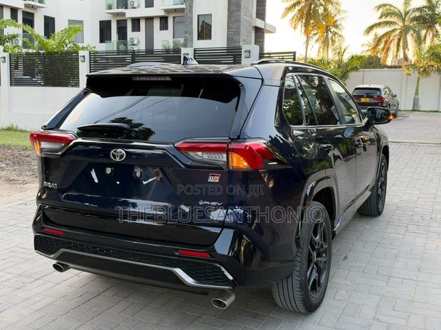 Toyota RAV4 XLE Premium 2025 Blue