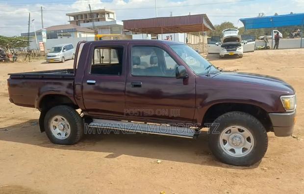 Toyota Hilux 1999 Maroon