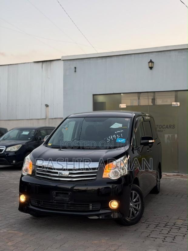 Toyota Noah 2010 Black