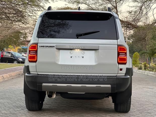 Toyota Land Cruiser Prado 2.7 2024 Pearl