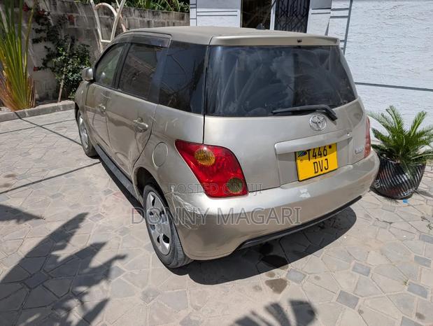 Toyota IST 2005 Gold