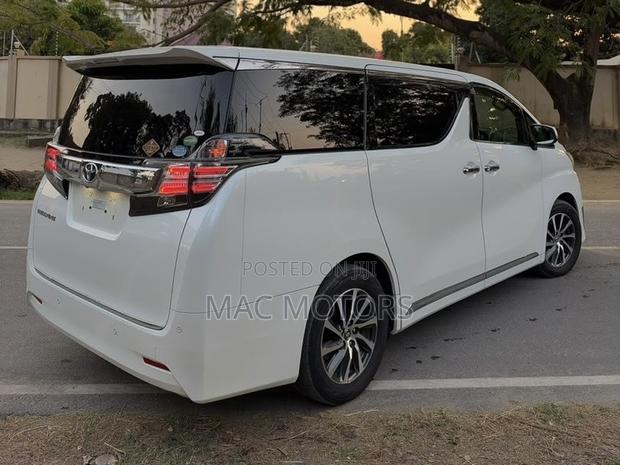 Toyota Vellfire 2017 White
