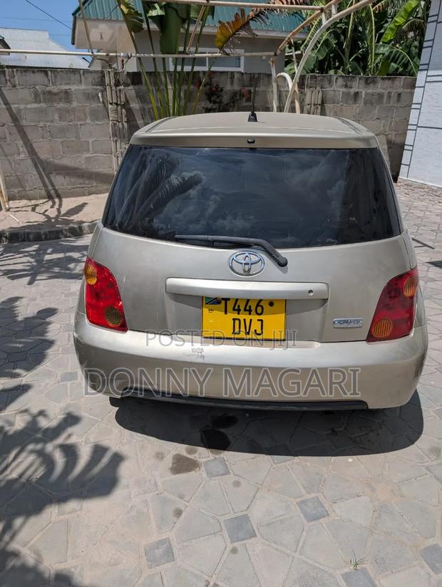 Toyota IST 2005 Gold