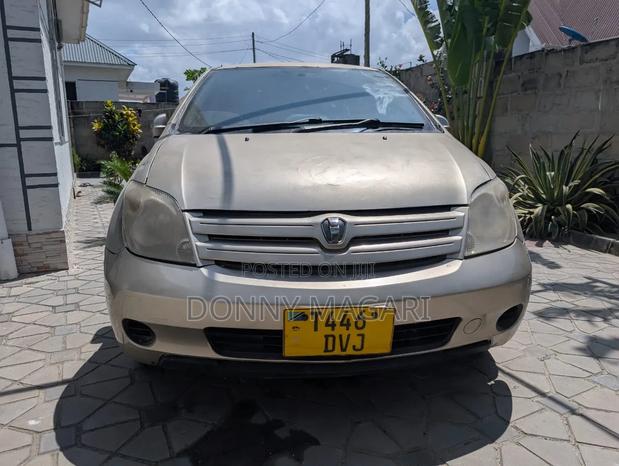 Toyota IST 2005 Gold