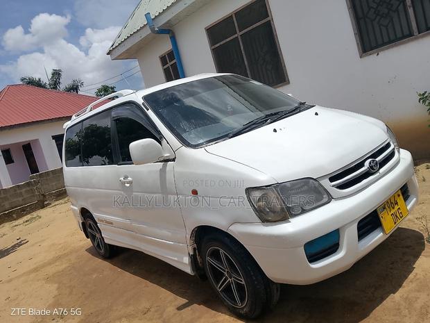 Toyota LiteAce Noah 2000 White