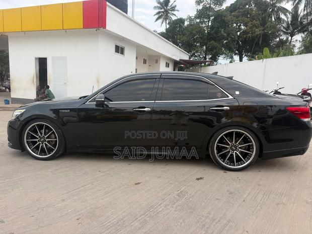 Toyota Crown 2016 Black