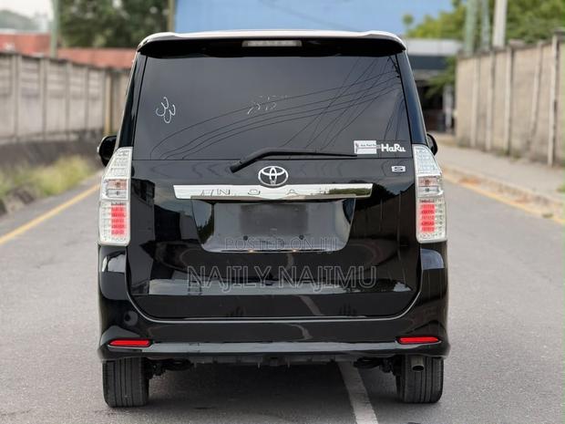 Toyota Noah 2.0 143hp AWD (7 Seater) 2009 Black