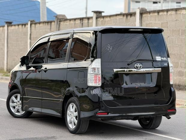 Toyota Noah 2.0 143hp AWD (7 Seater) 2009 Black