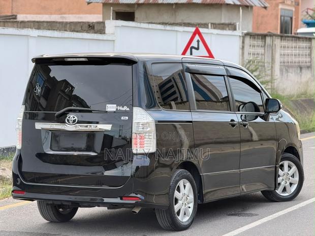 Toyota Noah 2.0 143hp AWD (7 Seater) 2009 Black