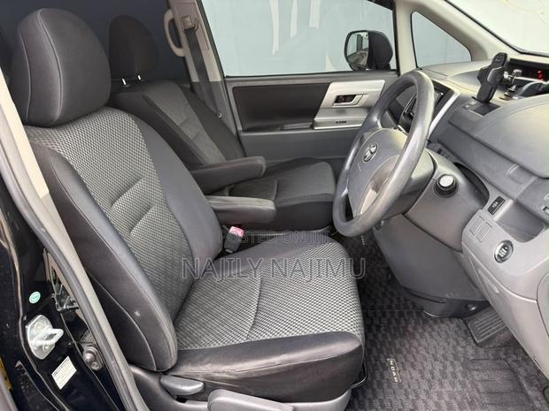 Toyota Noah 2.0 143hp AWD (7 Seater) 2009 Black