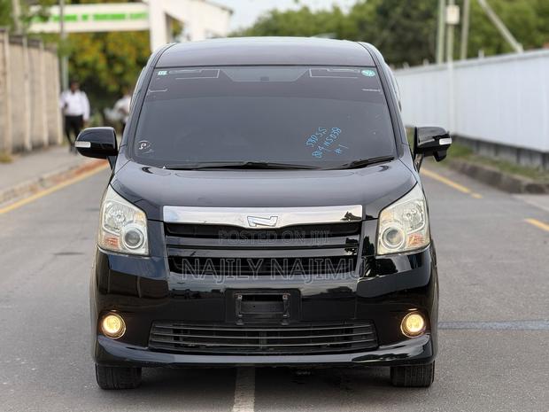 Toyota Noah 2.0 143hp AWD (7 Seater) 2009 Black