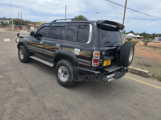Toyota Land Cruiser 2000 Black