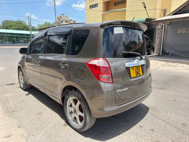 Toyota Ractis 1.5 AWD 2007 Gray