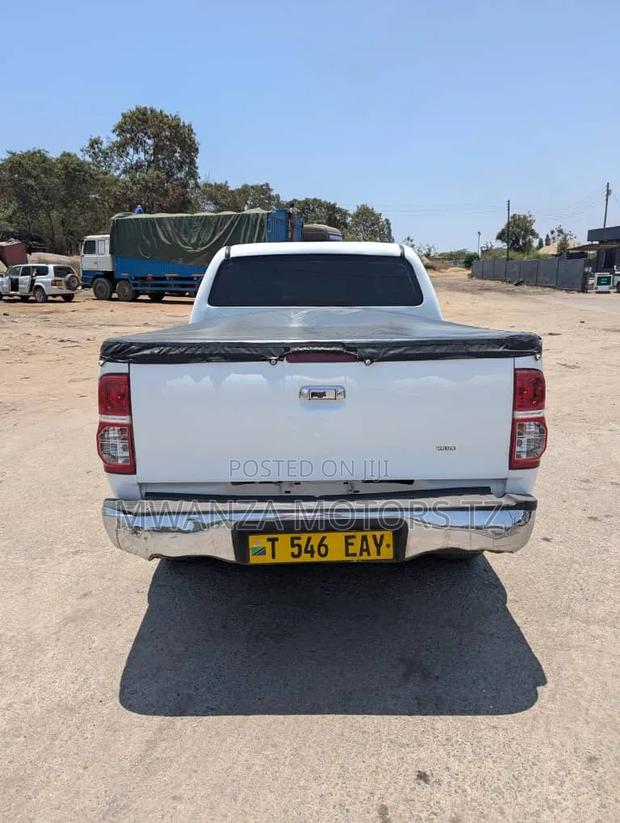 Toyota Hilux 2011 Pearl