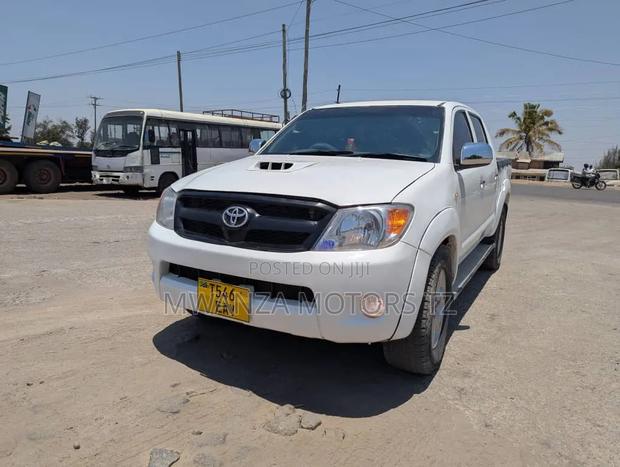 Toyota Hilux 2011 Pearl