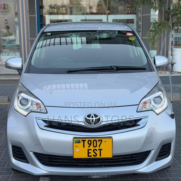 Toyota Ractis 2015 Silver