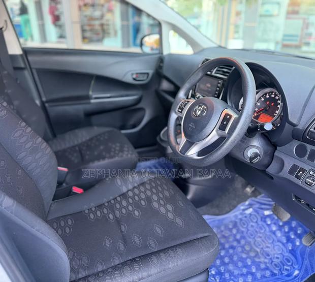 Toyota Ractis 2015 Silver