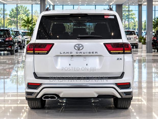 Toyota Land Cruiser LC300 2025 Off white