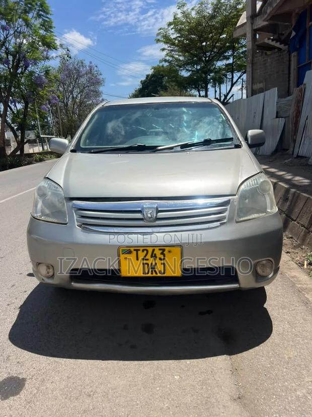 Toyota Raum 2003 Silver
