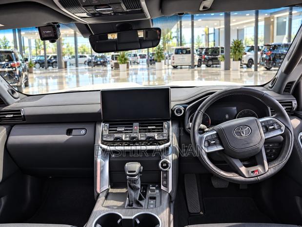 Toyota Land Cruiser LC300 2023 Pearl