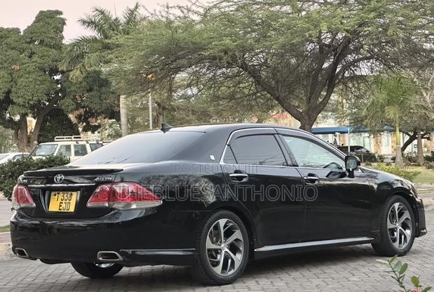 Toyota Crown 2011 Black