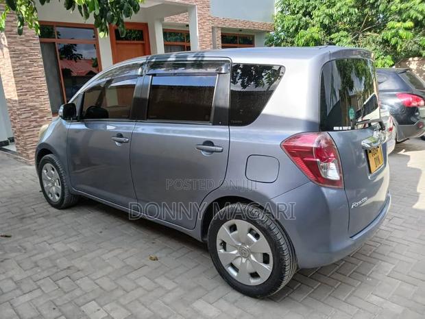 Toyota Ractis 2008 Gray