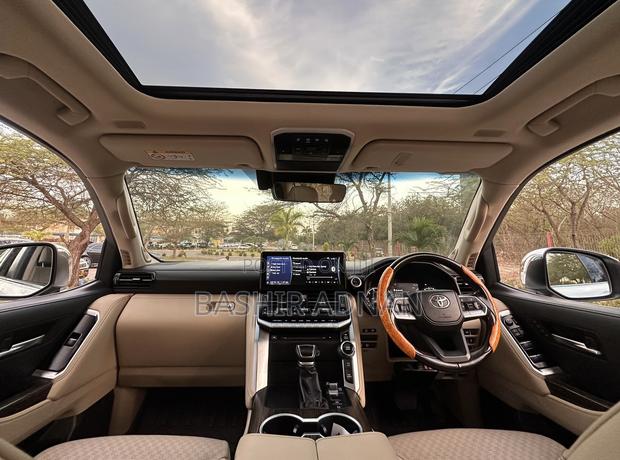 Toyota Land Cruiser LC300 2023 Pearl