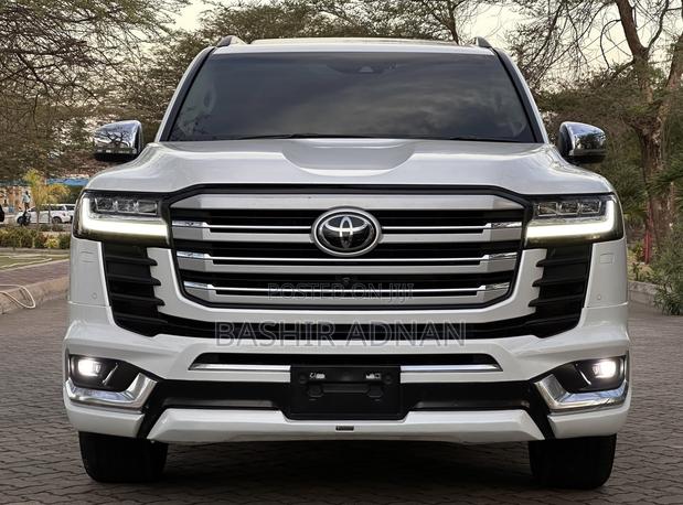 Toyota Land Cruiser LC300 2023 Pearl