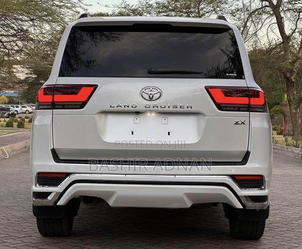 Toyota Land Cruiser LC300 2023 Pearl