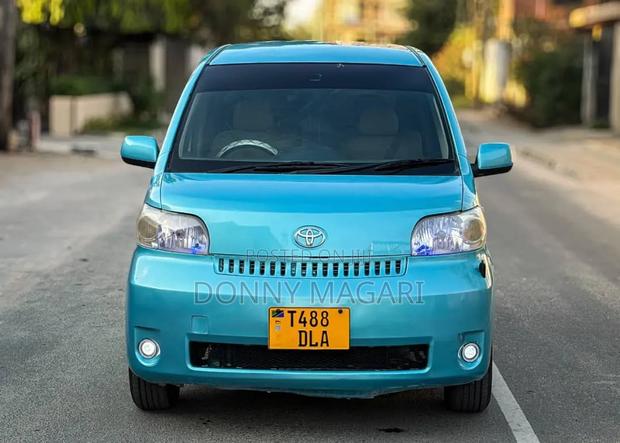 Toyota Porte 2006 Blue