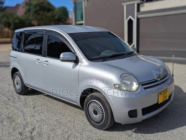 Toyota Sienta 2007 Silver